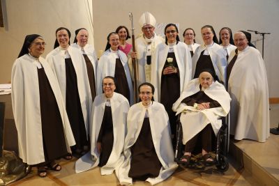 Photo des Sieurs du Carmel lors de la profession solennelle de sr Lucie