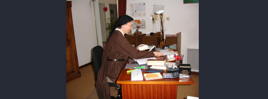 soeur qui travaille sur un bureau