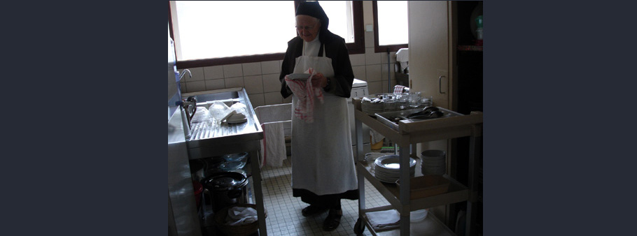 soeur qui essuie la vaisselle