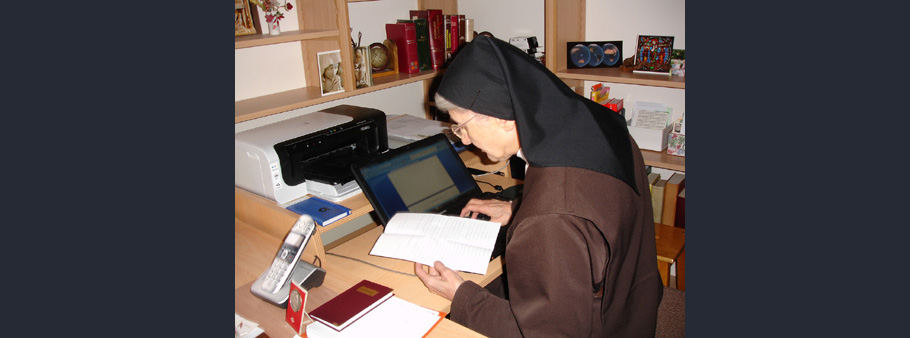 soeur qui lit le courrier