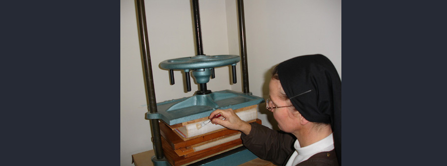 soeur devant une presse