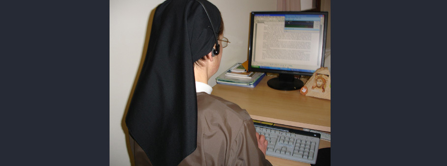 soeur devant un ordinateur