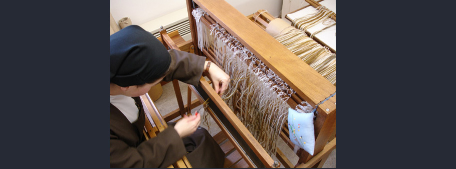 soeur sur une machine à tisser