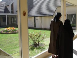 Soeur aidant une soeur ancienne à marcher