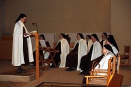 Soeurs à la chapelle pour l'office des Vêpres