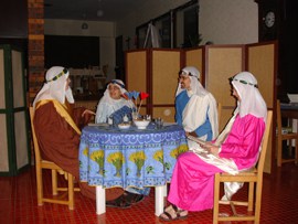 Soeurs jouant du théâtre