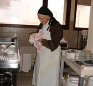 Soeur faisant la vaisselle