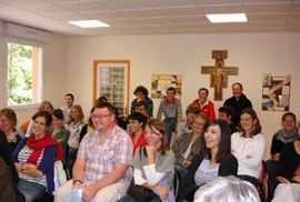 accueil groupe de visiteur dans la grande salle