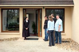 soeur accueillant des visiteurs