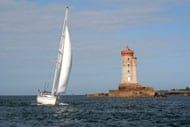 voilier et un phare