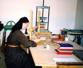 soeur sur une machine à relier