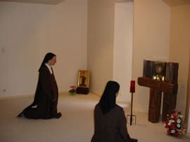 Soeurs en prière à l'oratoire