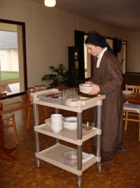 soeur faisant le service