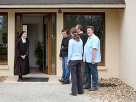 soeur avec un groupe de visiteurs