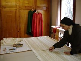 un soeur travaille dans un atelier